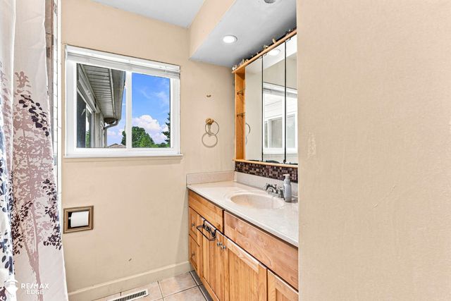 7353 E Maple Avenue, Grand Blanc, MI 48439