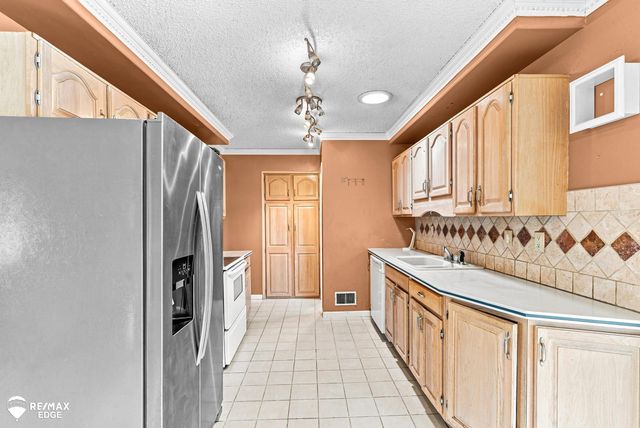7353 E Maple Avenue, Grand Blanc, MI 48439