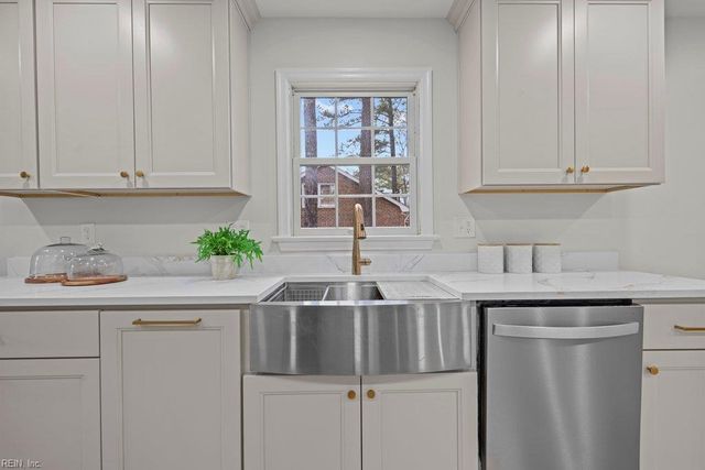 407 Pines Of Warrick DR, Chesapeake, VA 23322