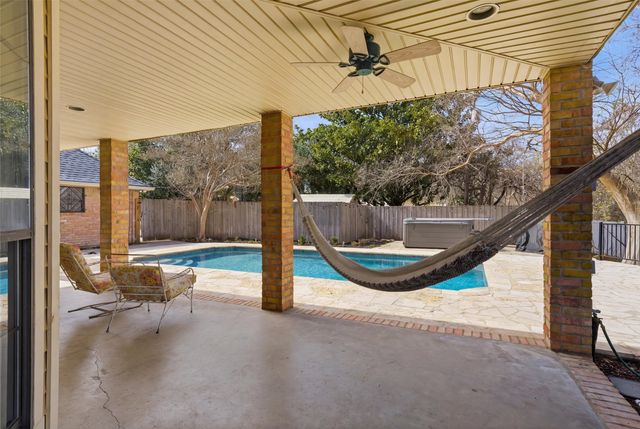 804 Wooded Crest Drive, Woodway, TX 76712