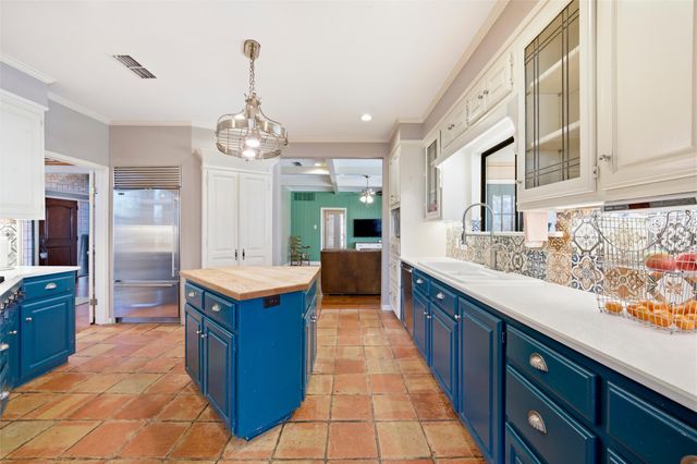 804 Wooded Crest Drive, Woodway, TX 76712