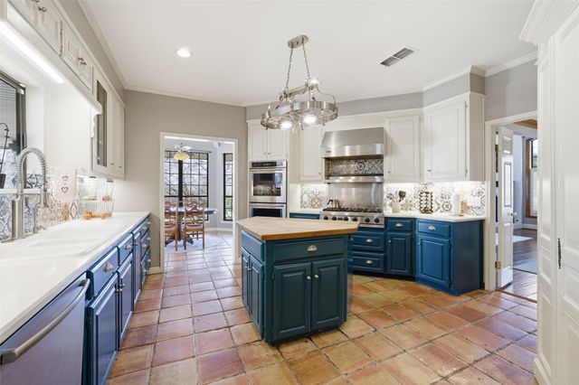 804 Wooded Crest Drive, Woodway, TX 76712