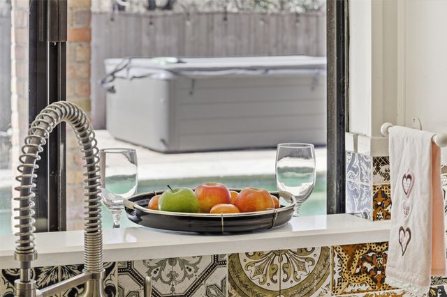 804 Wooded Crest Drive, Woodway, TX 76712