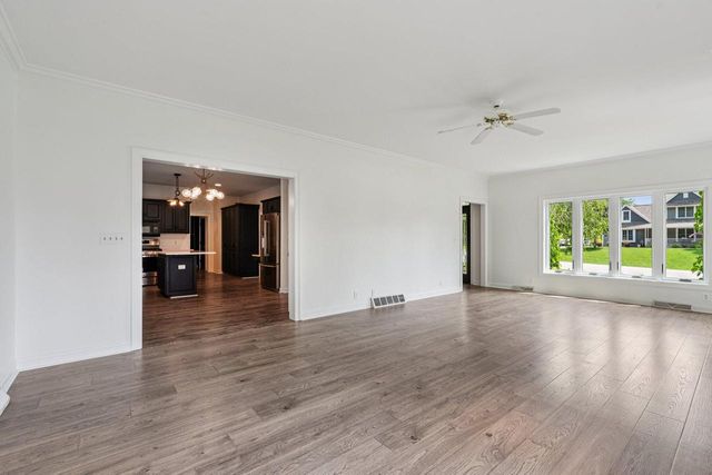 452 River Bluff CIRCLE, Oconomowoc, WI 53066