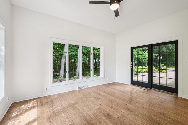 452 River Bluff CIRCLE, Oconomowoc, WI 53066