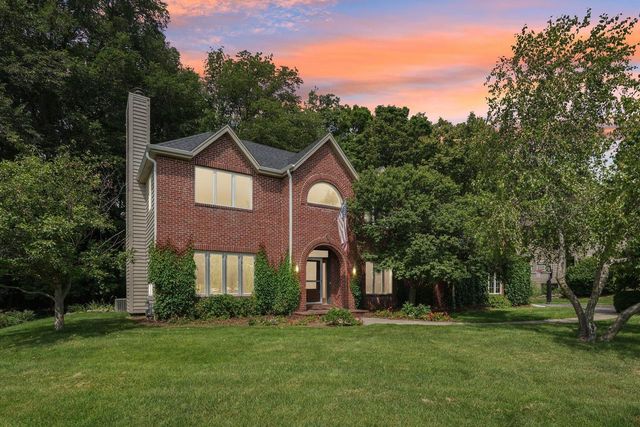 452 River Bluff CIRCLE, Oconomowoc, WI 53066