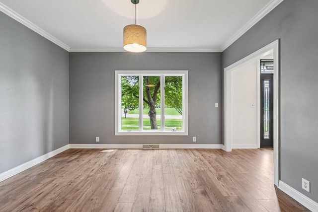 452 River Bluff CIRCLE, Oconomowoc, WI 53066