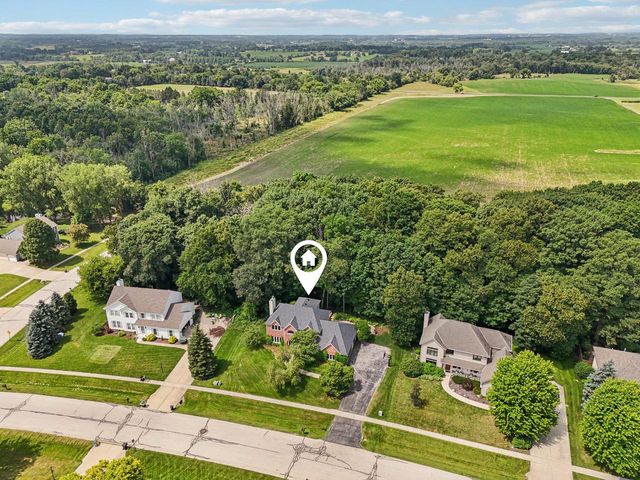 452 River Bluff CIRCLE, Oconomowoc, WI 53066