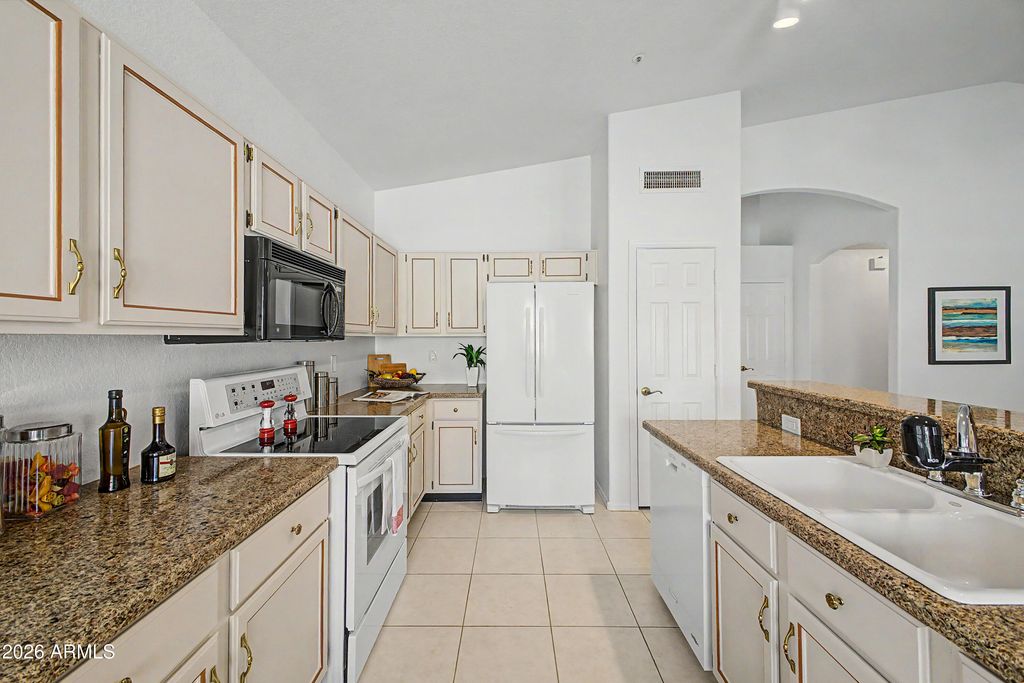 Image 14 of property listing at 9380 E BLANCHE Drive E, Scottsdale, AZ 85260