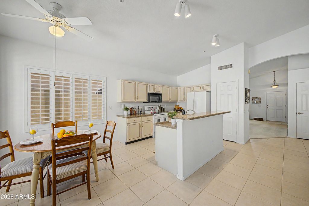 Image 16 of property listing at 9380 E BLANCHE Drive E, Scottsdale, AZ 85260