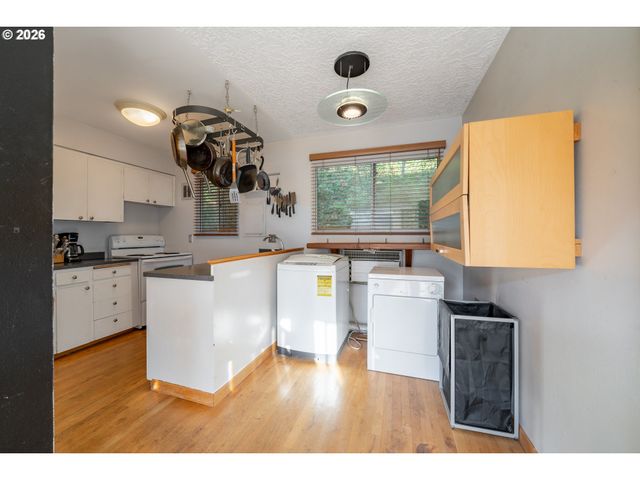 847 Sw BROADWAY Dr 32, Portland, OR 97201