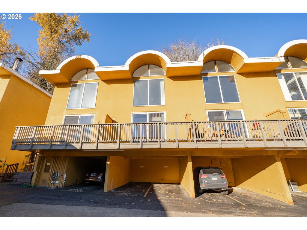 847 Sw BROADWAY Dr 32, Portland, OR 97201