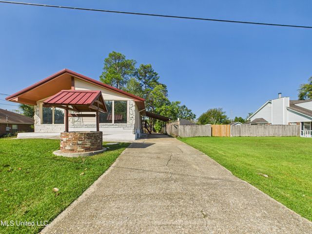3605 N 9th Street, Ocean Springs, MS 39564