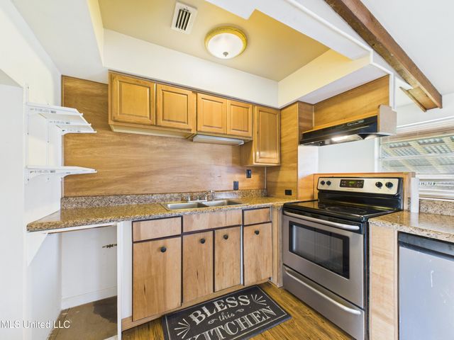 3605 N 9th Street, Ocean Springs, MS 39564