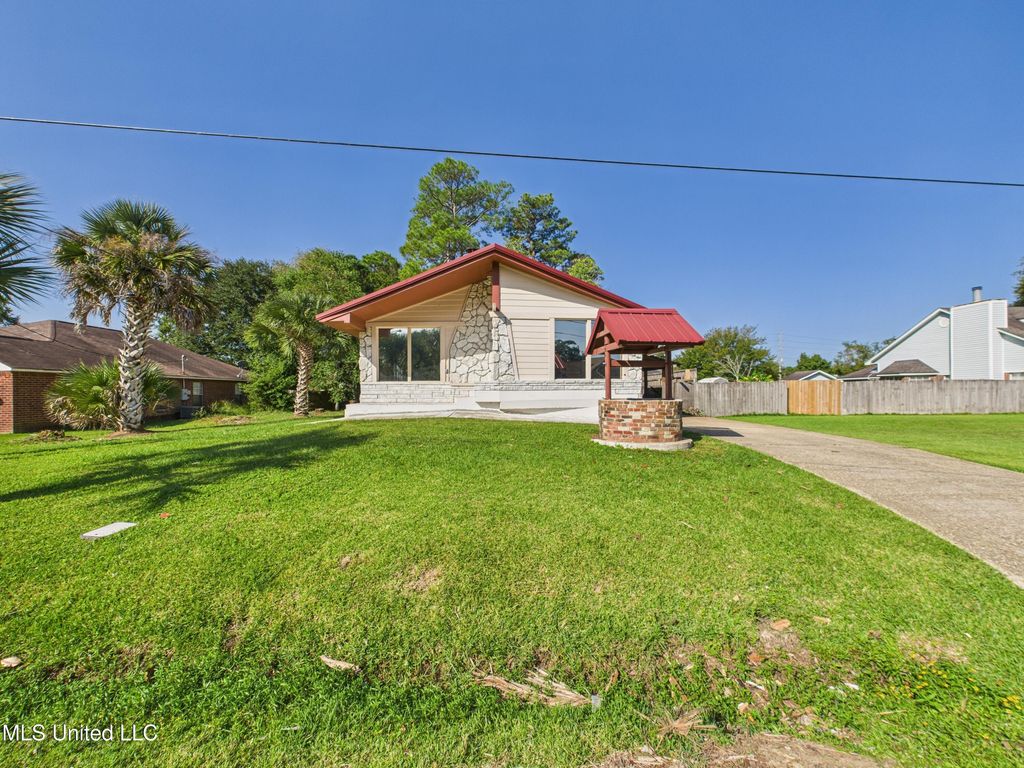 3605 N 9th Street, Ocean Springs, MS 39564