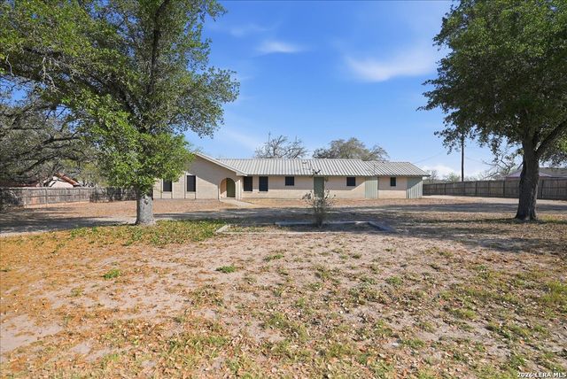 1309 Burleson St., George West, TX 78022