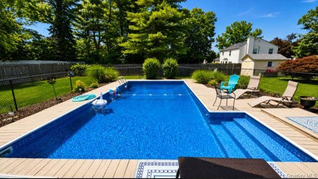 9 Singingwood Drive, Stony Brook, NY 11790