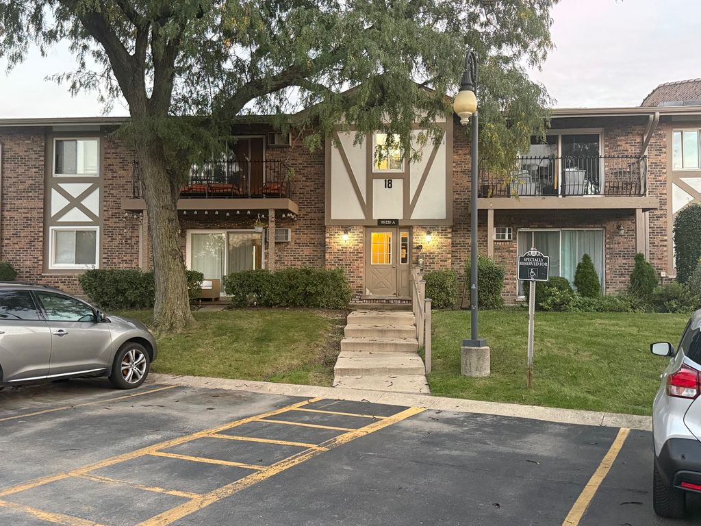 9s220 S Frontage Road 18-204, Willowbrook, IL 60527 — exterior