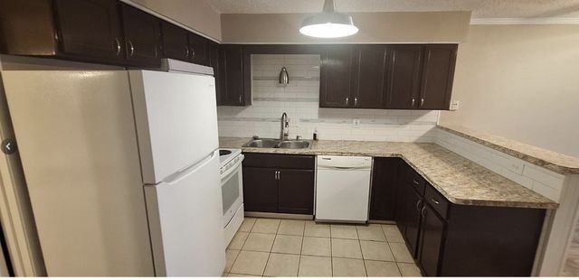 805 N Oak Street 103, Arlington, TX 76011