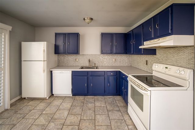 2887 Roundtree Drive, Troy, MI 48083