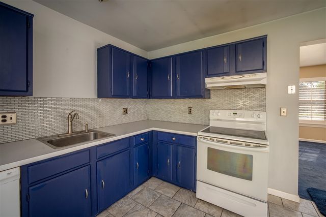 2887 Roundtree Drive, Troy, MI 48083