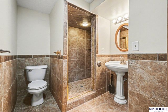 6209 Elm Street, Omaha, NE 68106