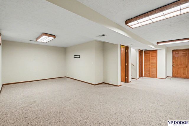 6209 Elm Street, Omaha, NE 68106