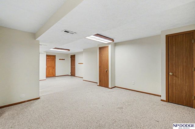 6209 Elm Street, Omaha, NE 68106