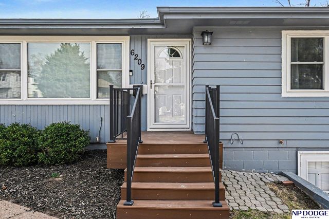 6209 Elm Street, Omaha, NE 68106