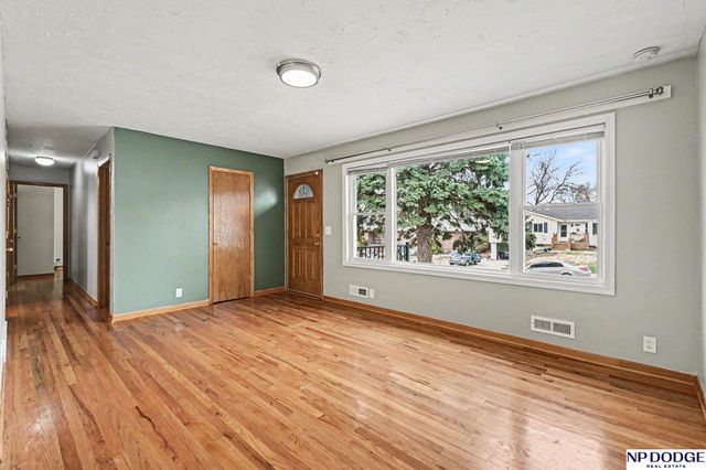 6209 Elm Street, Omaha, NE 68106