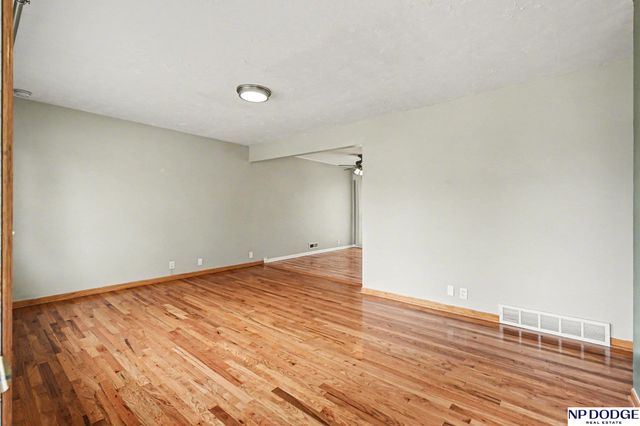 6209 Elm Street, Omaha, NE 68106