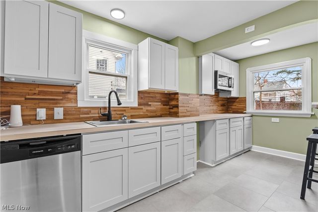 18303 Canterbury Road, Cleveland, OH 44119