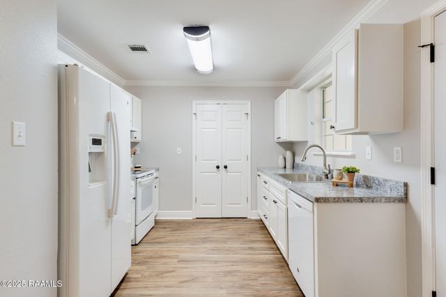 101 Meadow Glen Drive, Youngsville, LA 70592