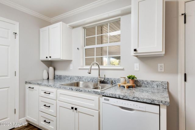 101 Meadow Glen Drive, Youngsville, LA 70592