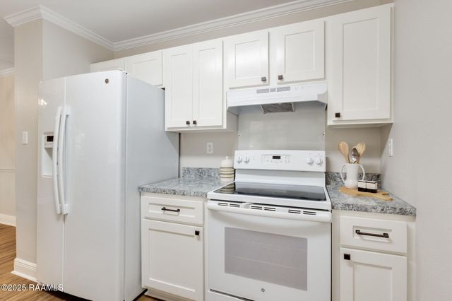 101 Meadow Glen Drive, Youngsville, LA 70592