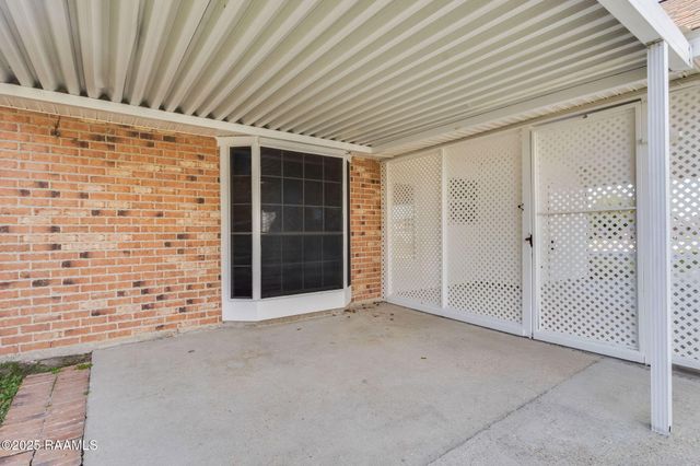 101 Meadow Glen Drive, Youngsville, LA 70592