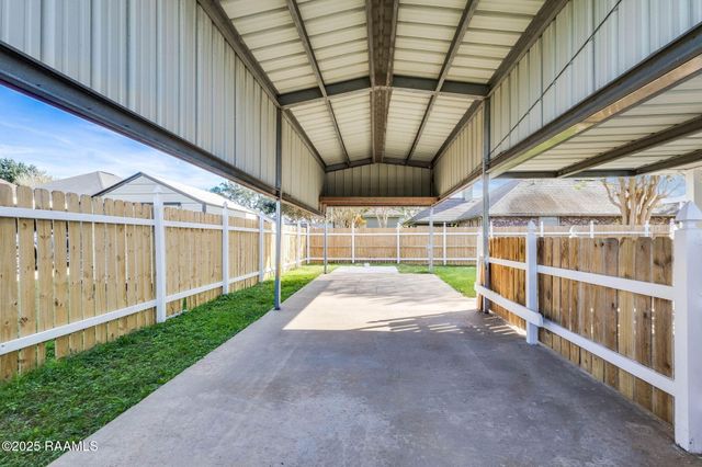 101 Meadow Glen Drive, Youngsville, LA 70592