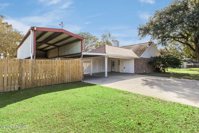 101 Meadow Glen Drive, Youngsville, LA 70592