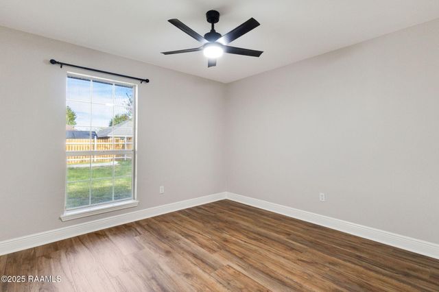 101 Meadow Glen Drive, Youngsville, LA 70592