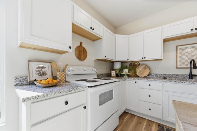 1727 N Main St, Rose Hill, KS 67133