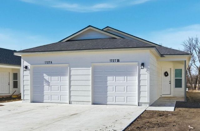 1727 N Main St, Rose Hill, KS 67133