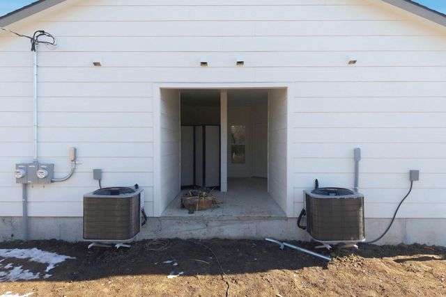 1727 N Main St, Rose Hill, KS 67133