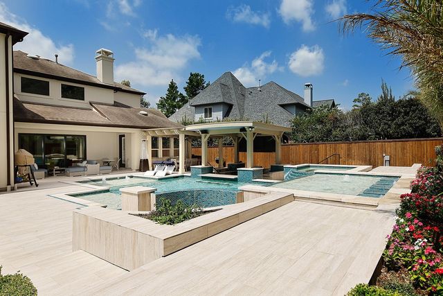 6 Paloma Bend Place, The Woodlands, TX 77389