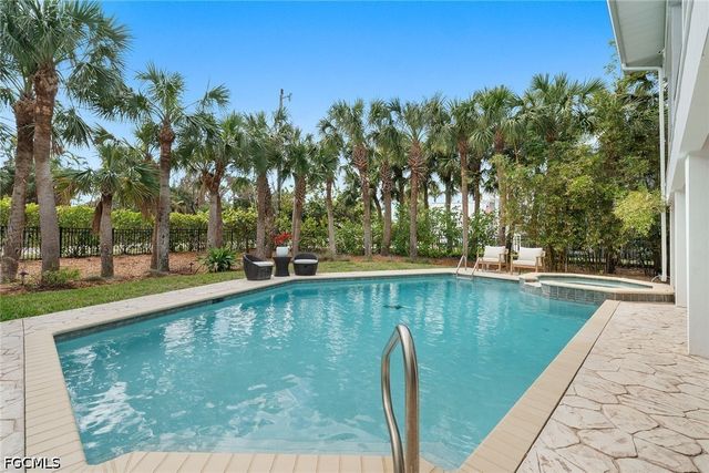 660 Anchor DR, Sanibel, FL 33957