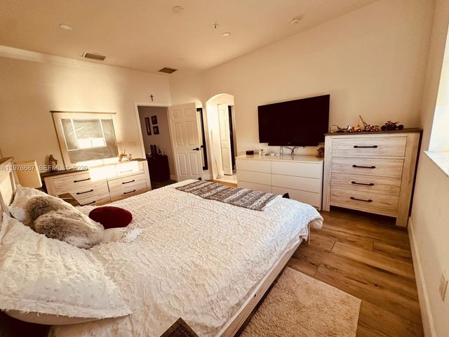 822 SW 143rd Ter 204, Pembroke Pines, FL 33027