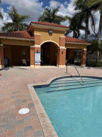 822 SW 143rd Ter 204, Pembroke Pines, FL 33027