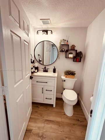 822 SW 143rd Ter 204, Pembroke Pines, FL 33027