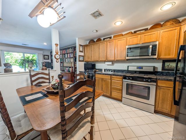 139 Erin Lane, East Setauket, NY 11733