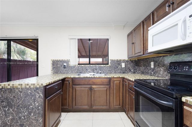 8360 NW 8th St 11-2, Miami, FL 33126