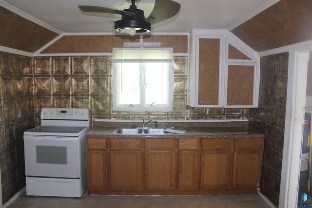 1014 Kennedy Dr Drive, Yankton, SD 57078